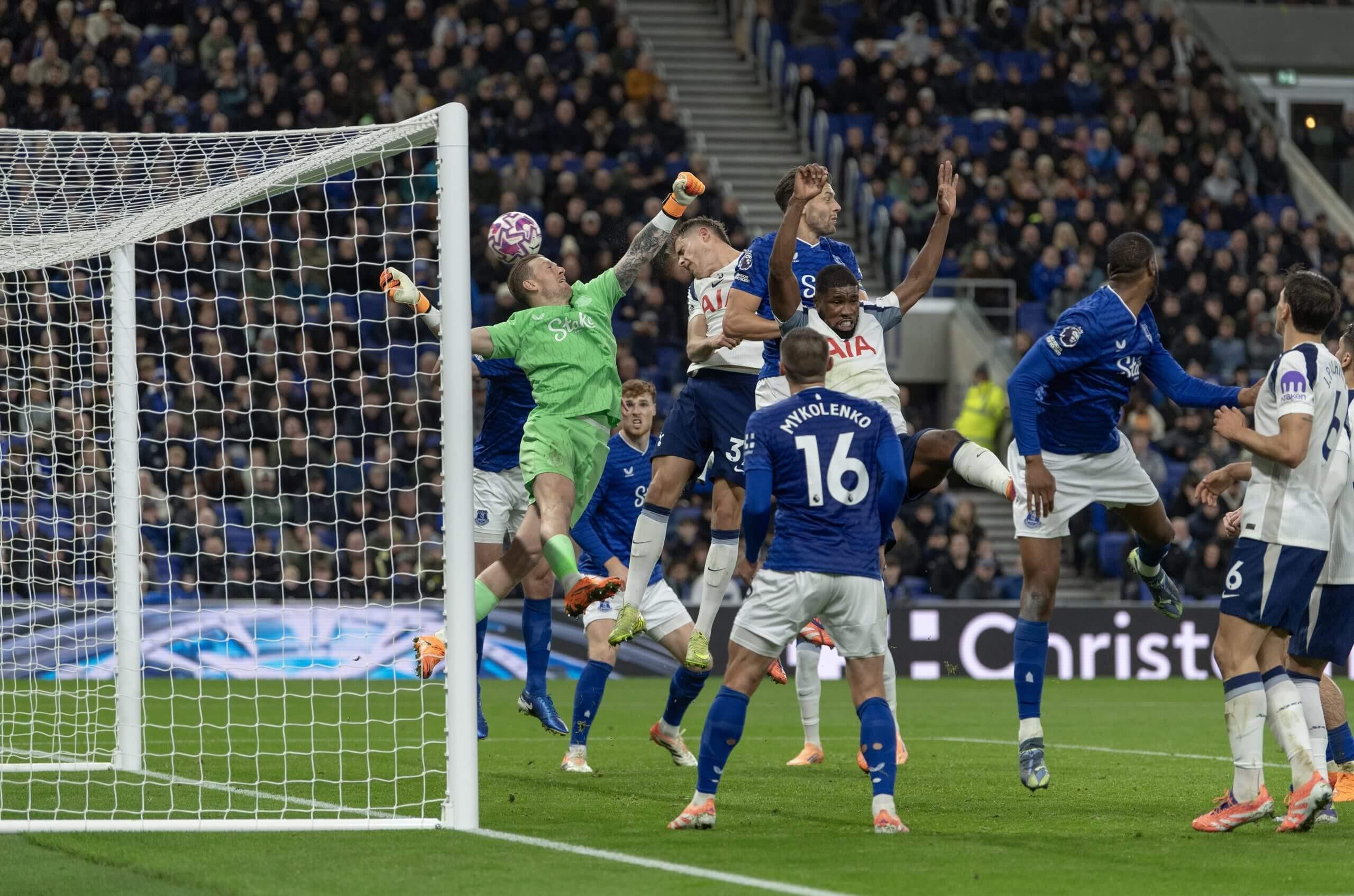 热刺新帅弗兰克激活定位球战术，范德芬两度建功引关注