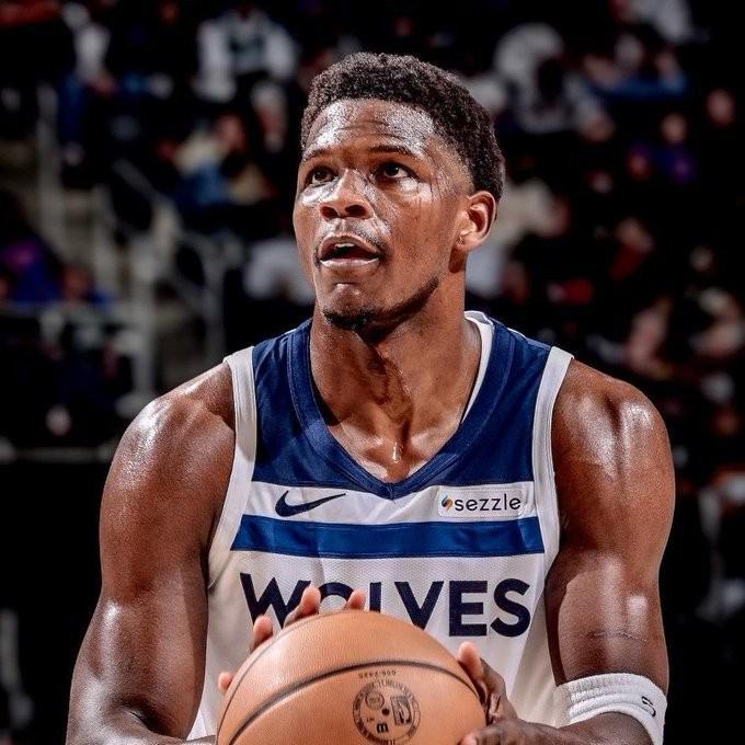 森林狼官方确认：爱德华兹右腿筋紧张退赛，本场不再回归