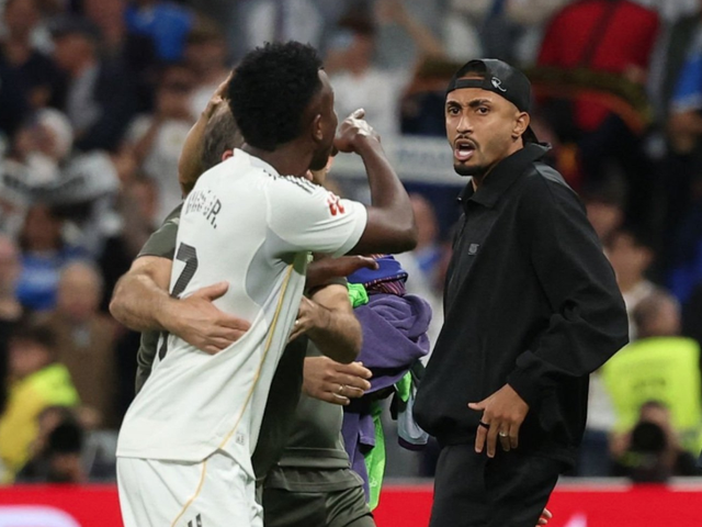 巴萨9000万巨星拉菲尼亚展现领袖风范，保护亚马尔力阻冲突