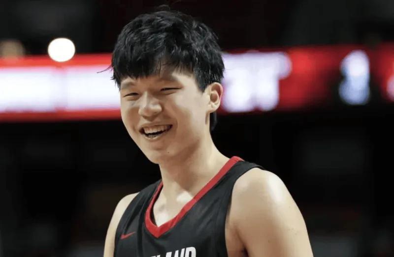 开拓者负快船杨瀚森2分1板 教练与评论员如何评价其表现？