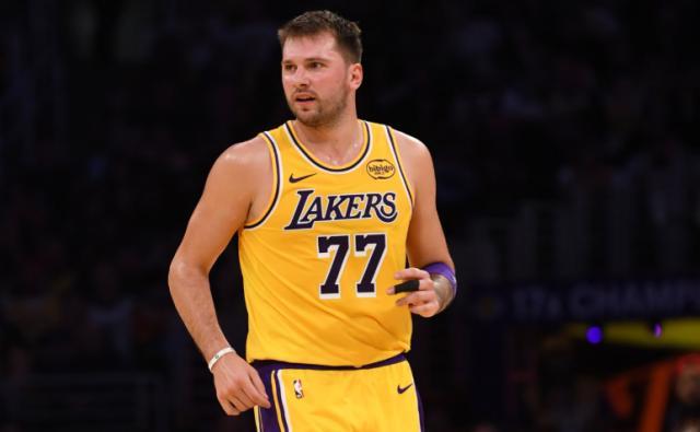 东契奇左手手指扭伤及左小腿挫伤 预计至少缺阵一周