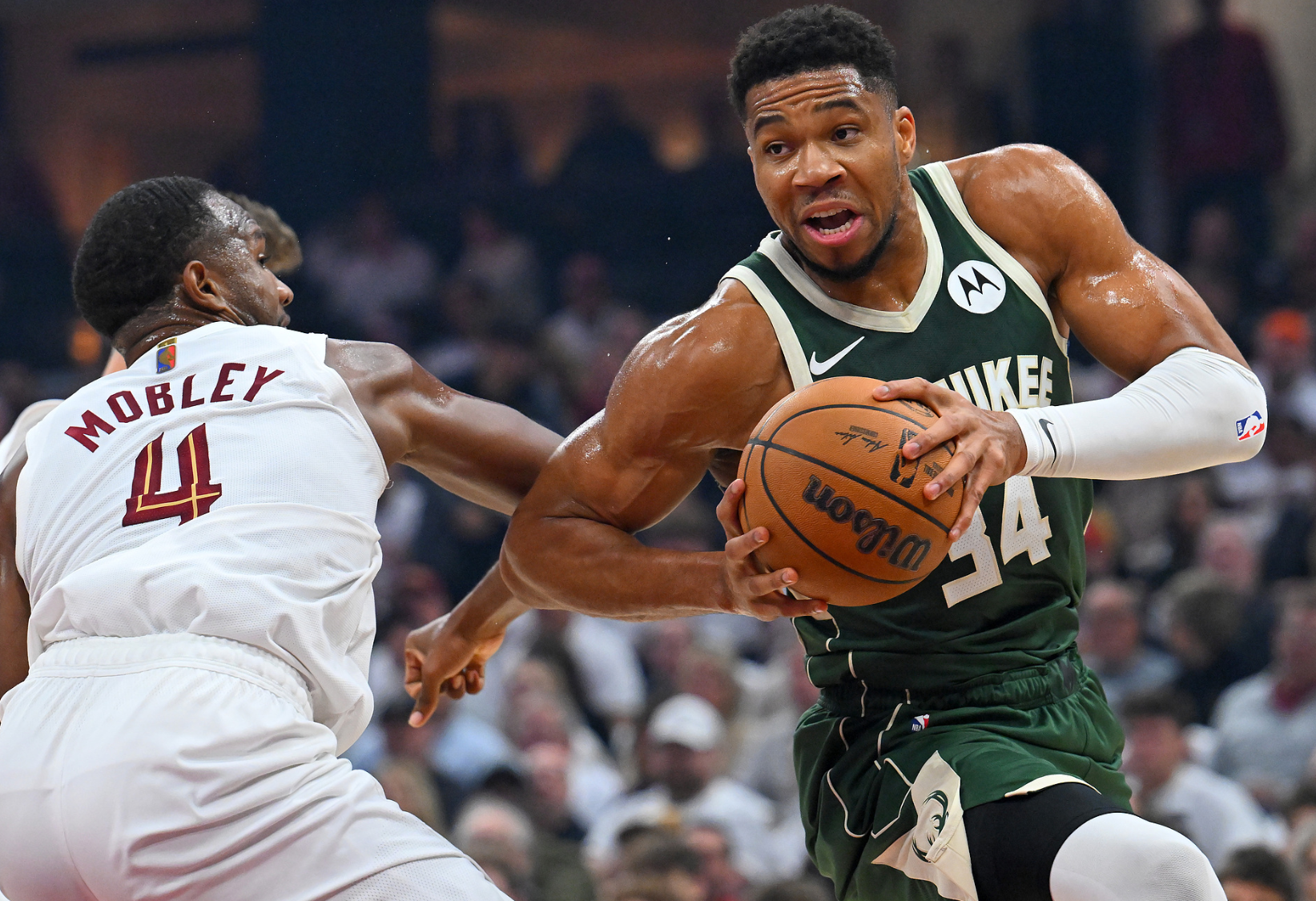 扬尼斯40+14+9难救主！雄鹿单核困境凸显，美媒盛赞队史第一人