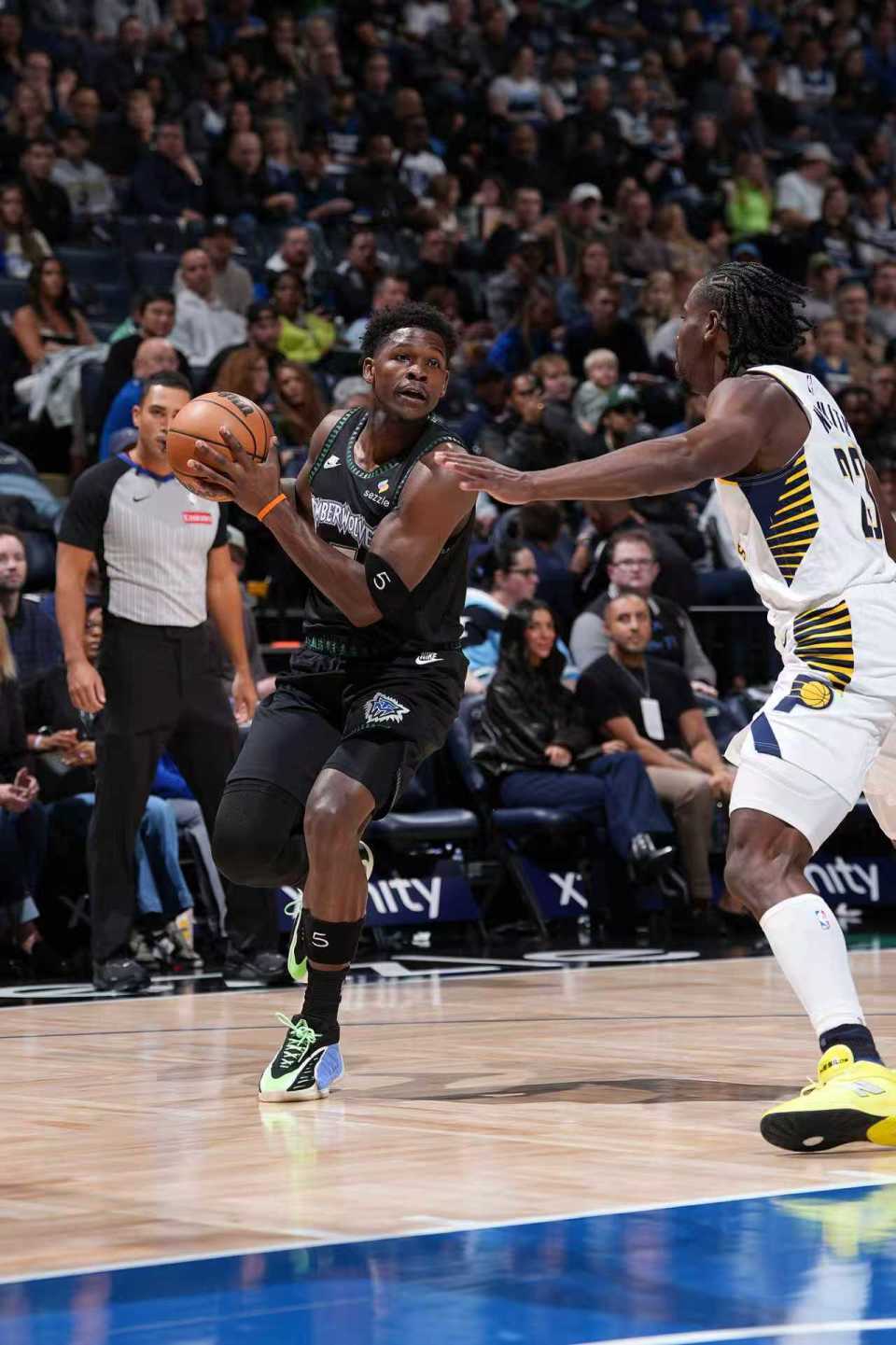 森林狼爱德华兹右腿筋紧张伤退 仅出战3分钟贡献5分