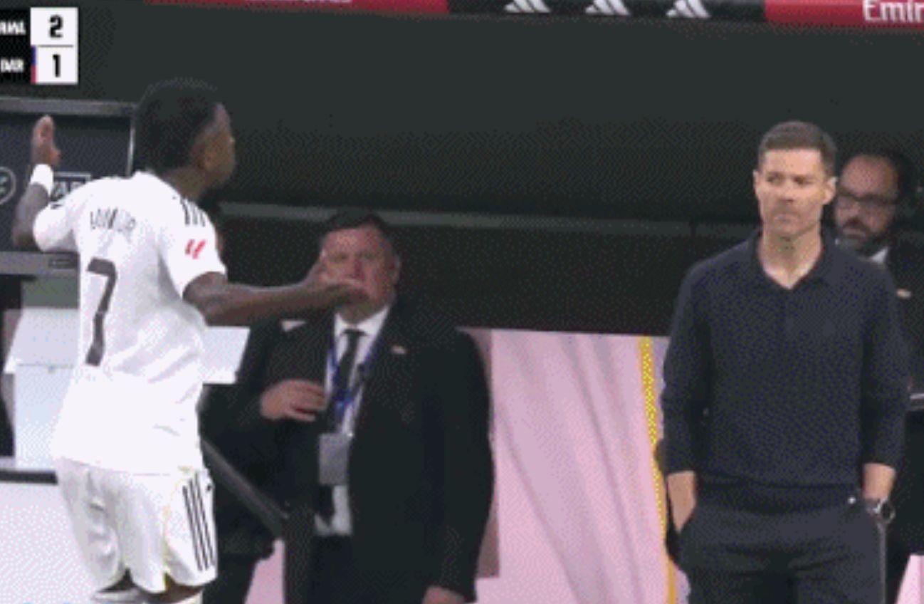 皇马更衣室危机！维尼修斯怒斥阿隆索：总换我，我要离队！