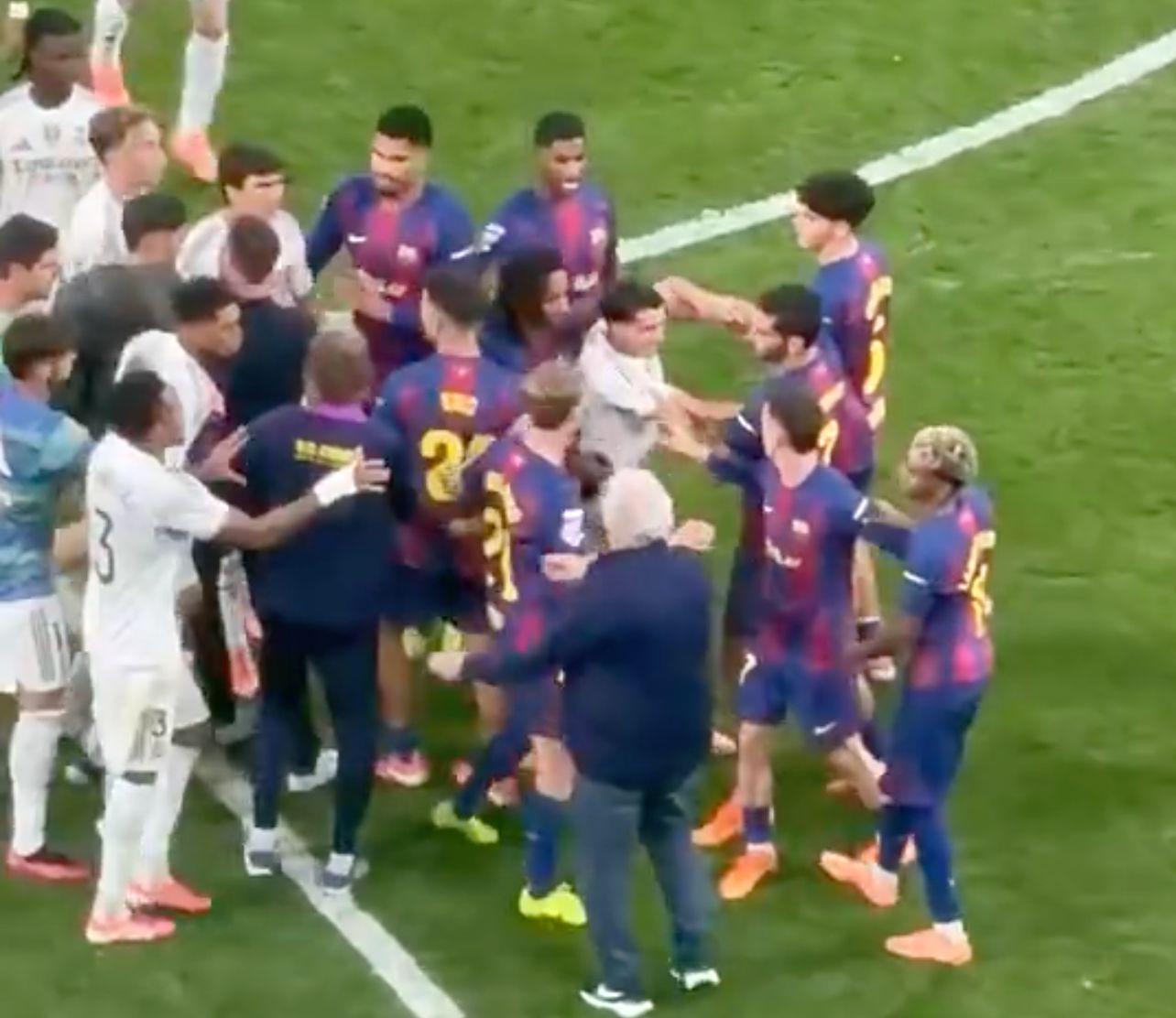 8万人见证！皇马巴萨冲突升级：33岁卡瓦哈尔怒批亚马尔，后者边骂边退