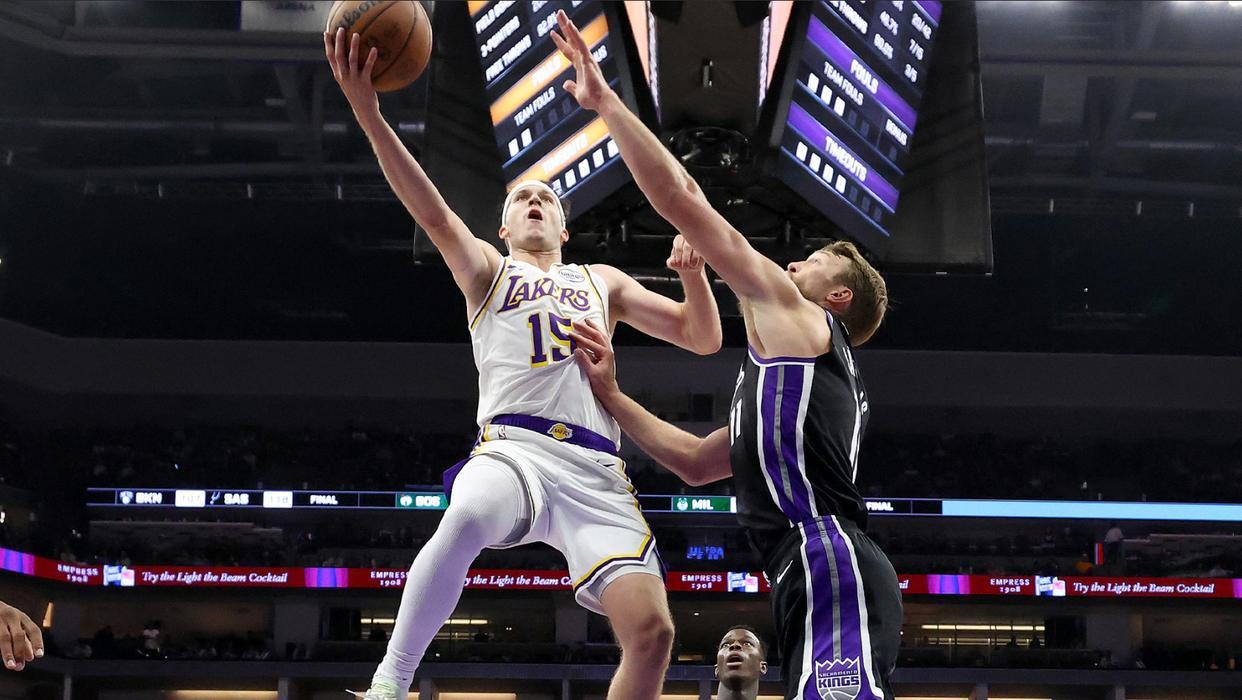 里夫斯狂轰51+11+9创NBA历史神迹，詹姆斯东契奇缺阵湖人险胜国王