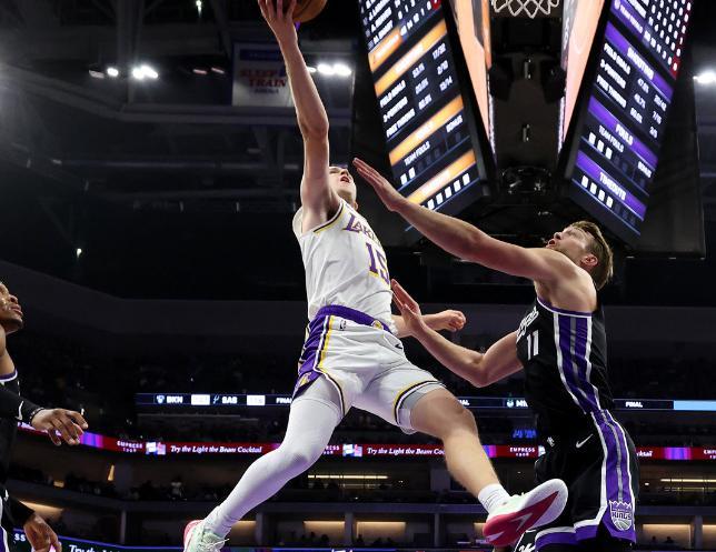 艾顿里夫斯合砍73+26+11，威少战旧主狂飙4三分，湖人残阵力克国王