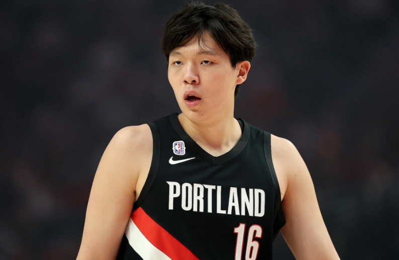 杨瀚森NBA赛场照