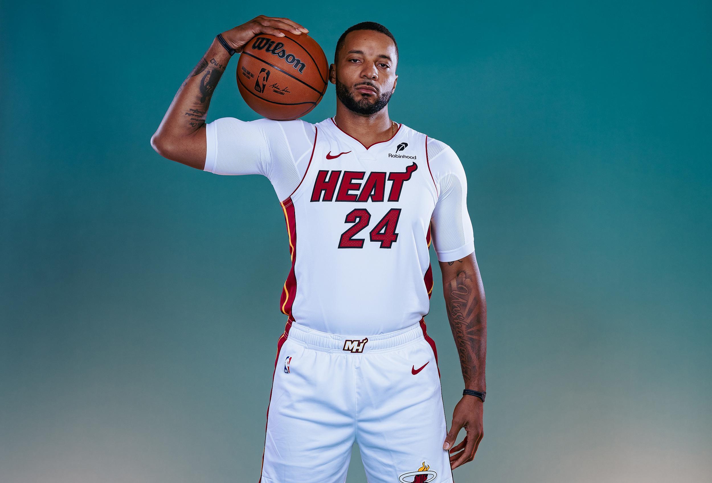 鲍威尔12罚全中砍29分！热火险胜尼克斯全记录