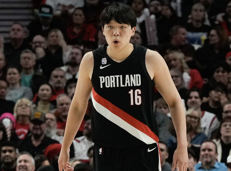 杨瀚森防守困境解析：效率垫底，遭弃用真相揭秘