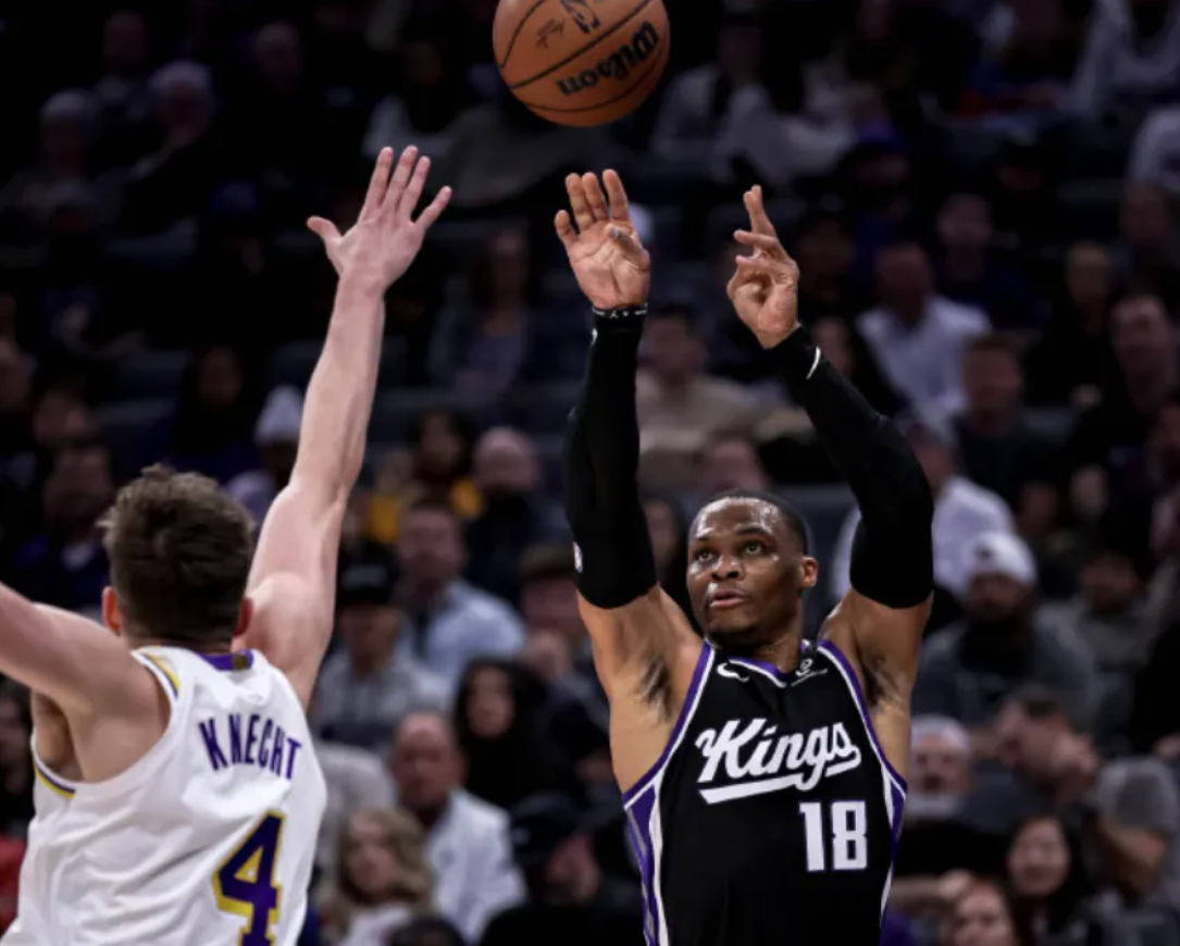 狂轰51分！里夫斯独挑大梁，湖人前锋创历史新高