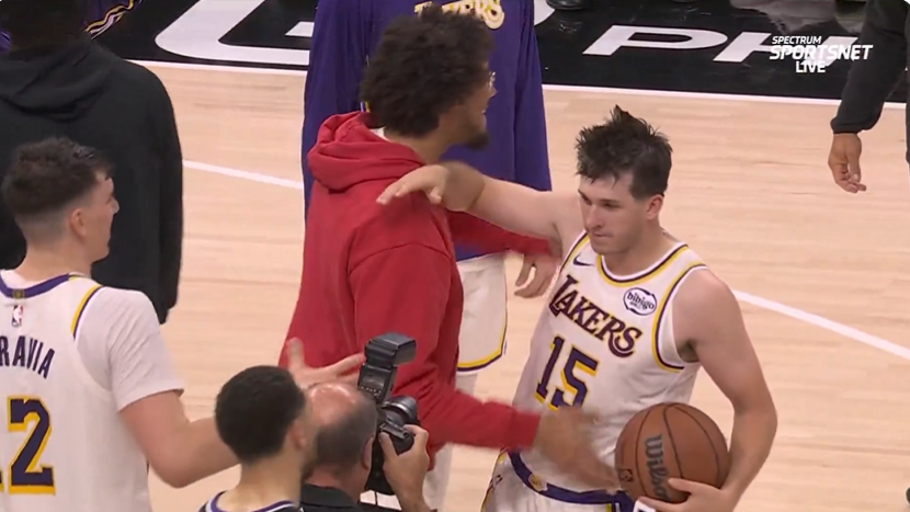 生涯巅峰！里夫斯狂砍51分创纪录，赛后珍藏比赛用球