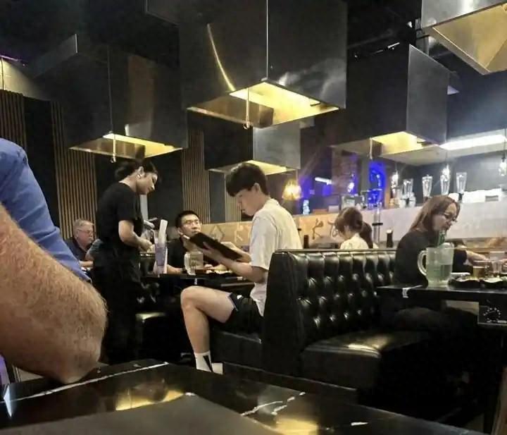 杨瀚森NBA采访惊艳！自信英文回应黑粉质疑，展现语言进步