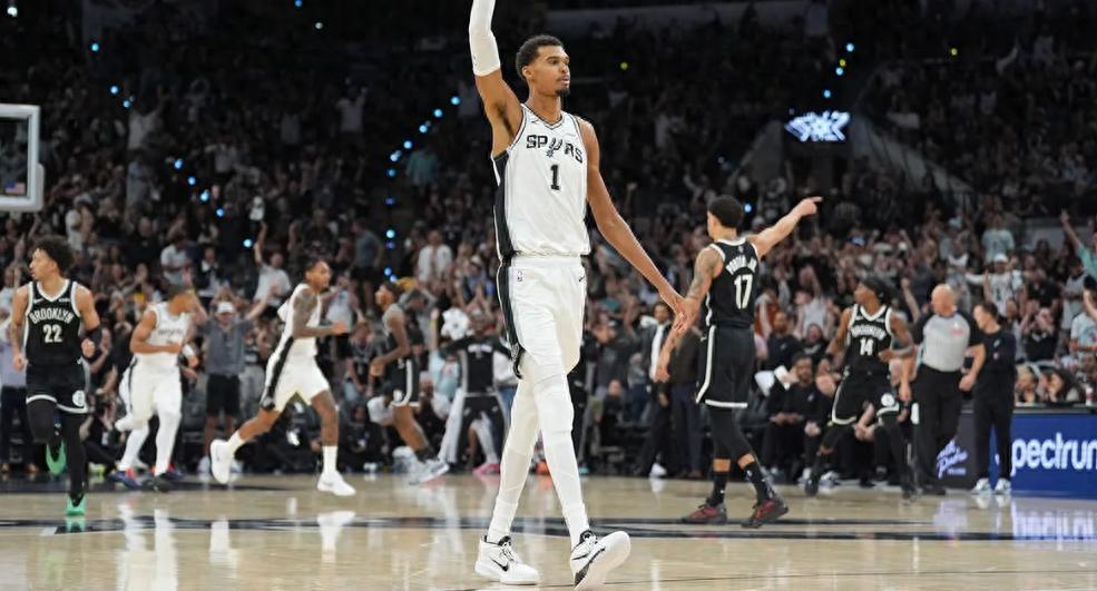 马刺8连胜成新赛季最大黑马，文班亚马引领崛起之路