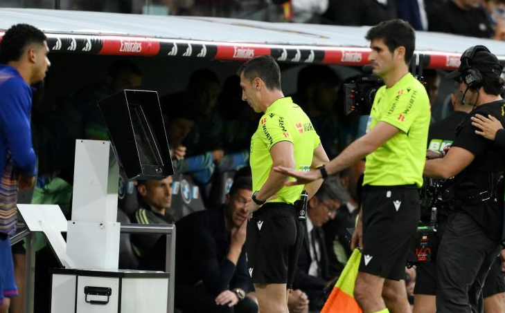 西媒披露国家德比两次VAR争议判罚细节，判罚全改写