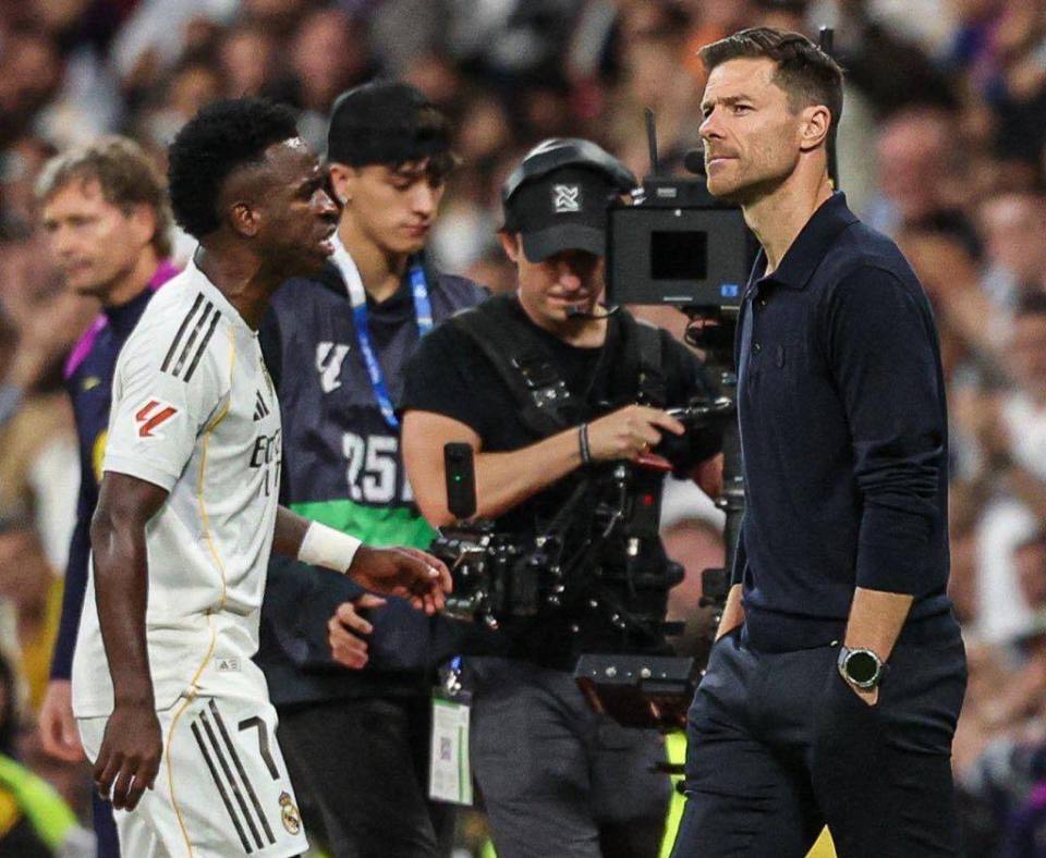 阿隆索强硬换人引争议！皇马25岁巨星维尼修斯爆发，姆巴佩成焦点