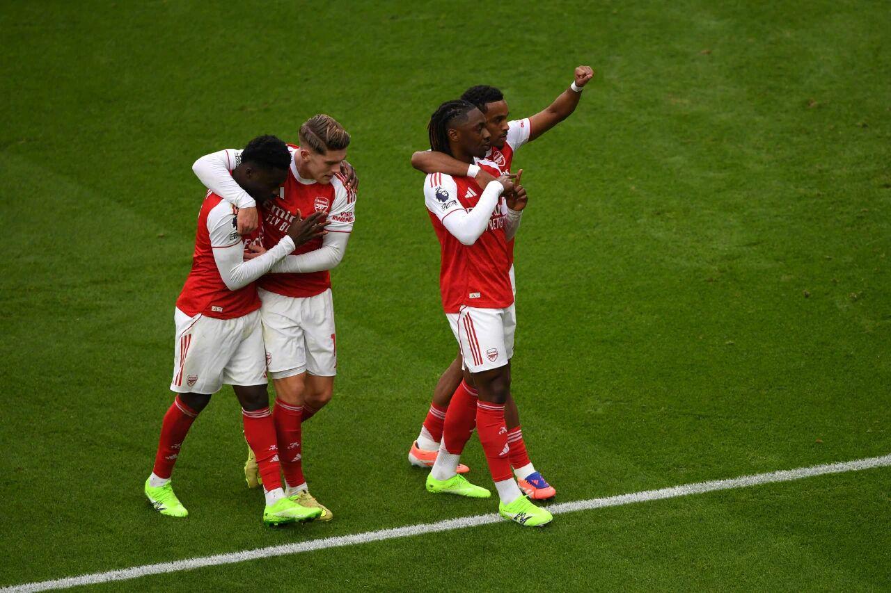 英超格局巨变！阿森纳登顶，利物浦曼城爆冷跌出前四