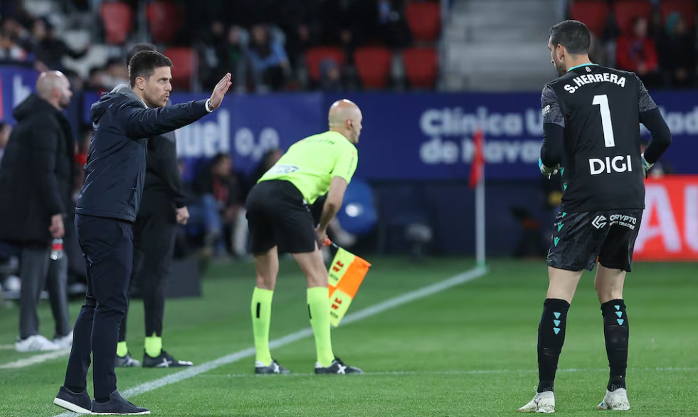 奥萨苏纳主帅评负塞尔塔：失误致败局，力挺布迪米尔