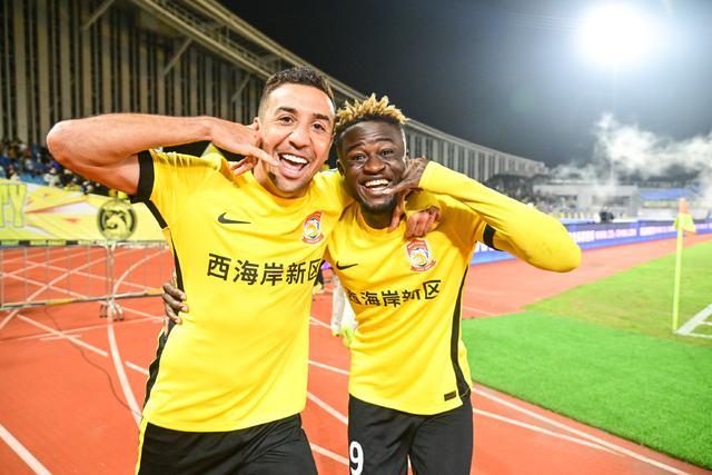 青岛西海岸中超激战：阻击成都蓉城 展现本土力量