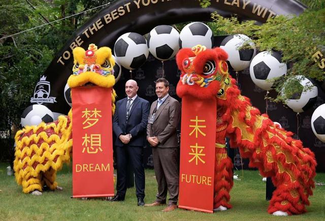 JPL创始人Martin Brock与舞狮互动