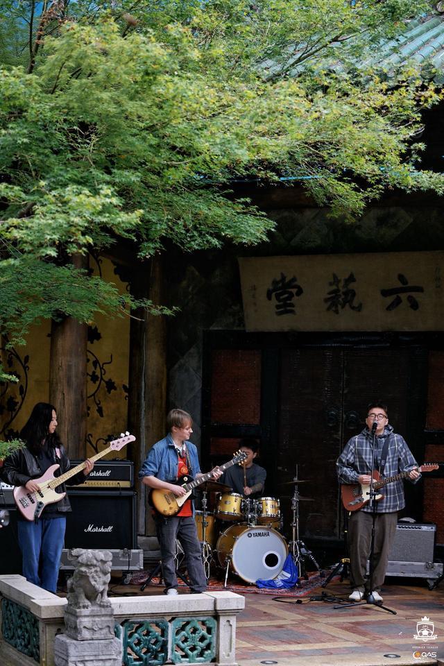 JPL庆典蛋糕与乐队演出