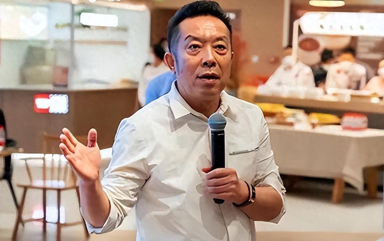 西贝从62亿巅峰到日亏百万：预制菜风波背后的品牌危机