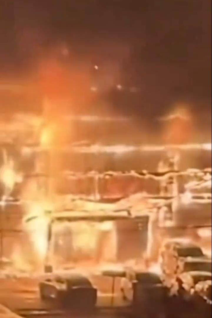 安徽阜阳4S店凌晨突发大火，展厅车辆全毁原因待查