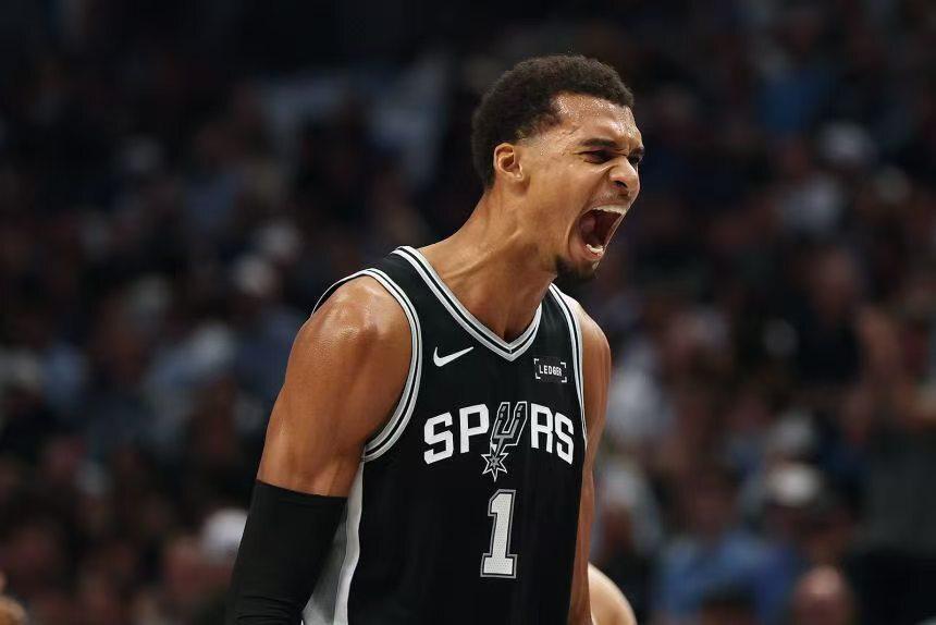 联盟榜首！文班亚马24+15率马刺大胜猛龙 豪取4连胜