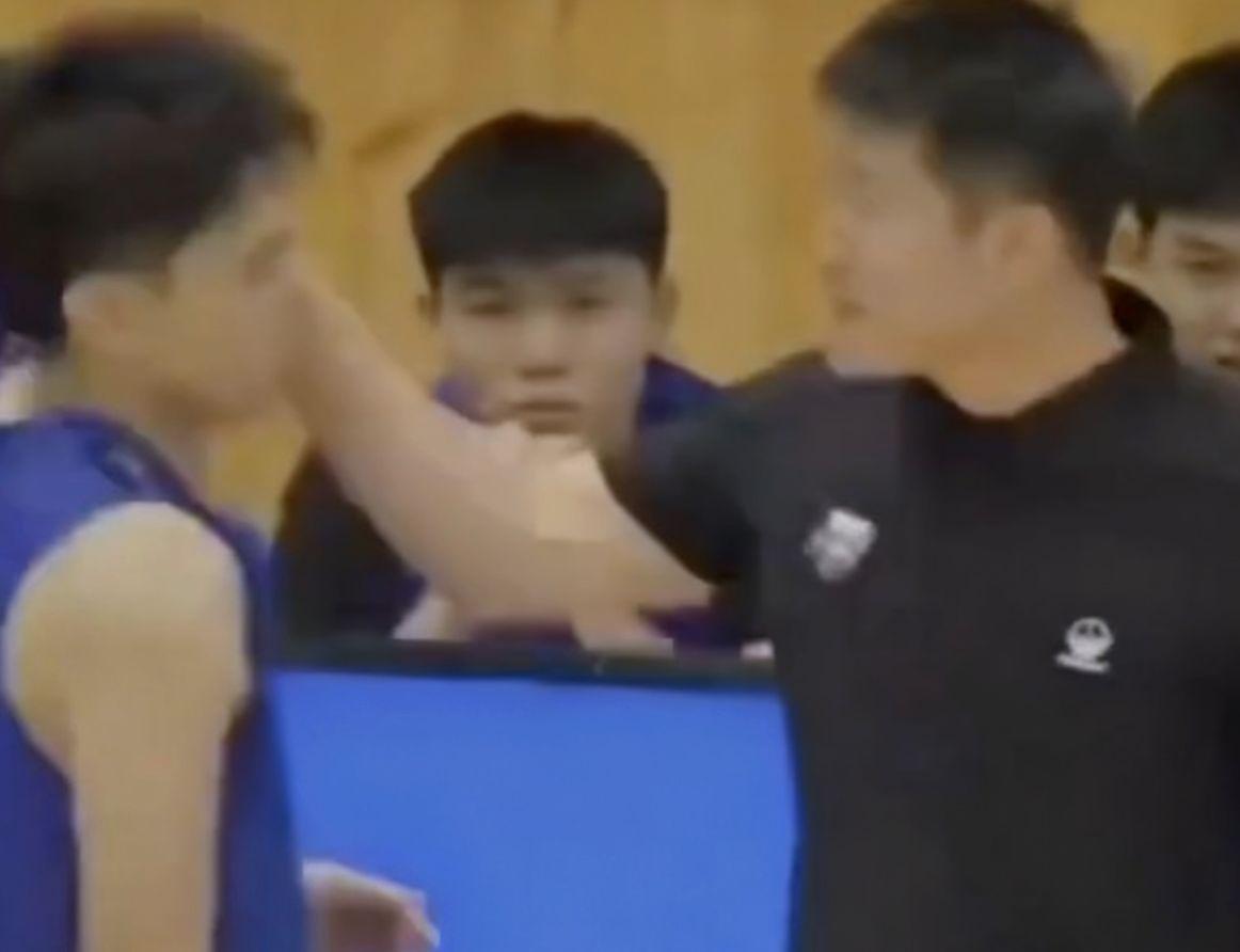 全国青少年U系列联赛：前国青教练疑扇球员耳光引争议