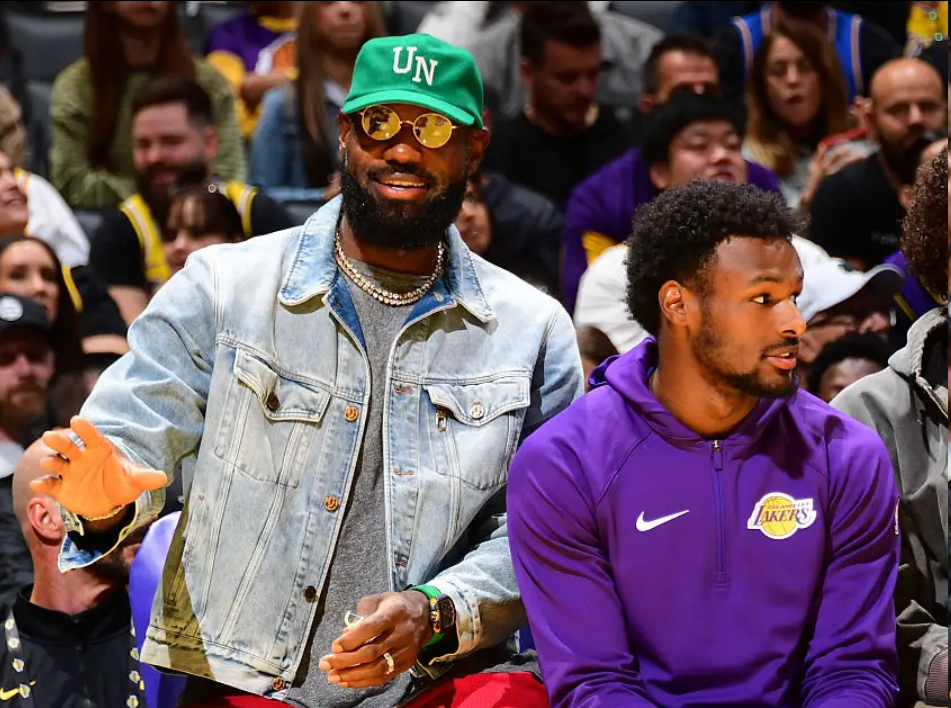 NBA趣闻：湖人快船球迷花式干扰开拓者，比卢普斯涉赌案成焦点