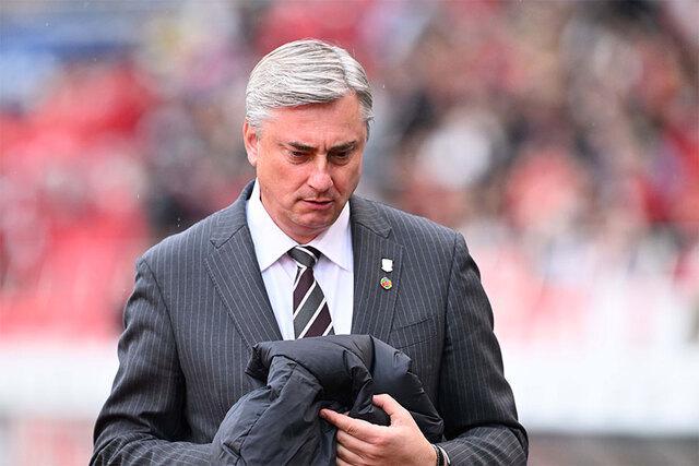 对近期战绩不满，浦和红钻球迷在比赛中长时间停止为球队助威