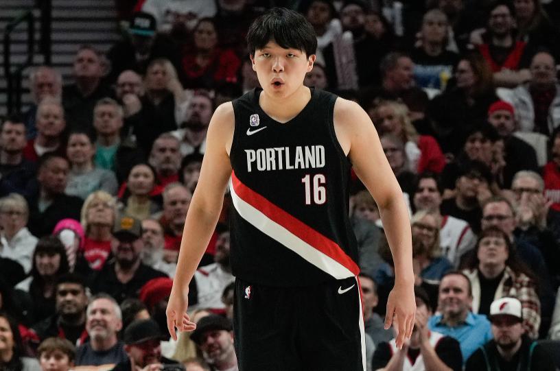 开拓者对阵湖人前夕：杨瀚森或遭下放，板凳席难保