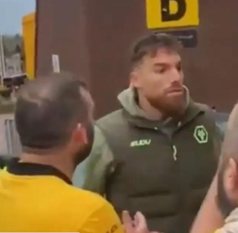 狼队门将若泽-萨赛后与球迷冲突，输球后情绪爆发