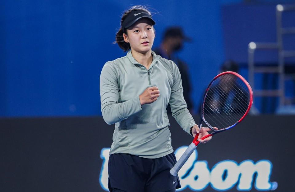 26岁郑妩双江西公开赛首胜！家乡父老见证“小李娜”巡回赛突破