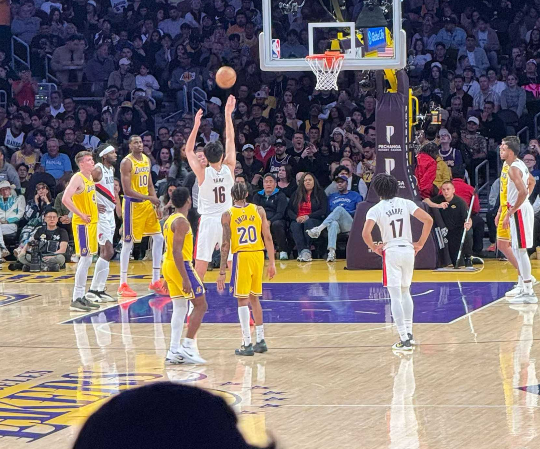 杨瀚森半场仅7分钟表现低迷：3中0+防守漏洞成焦点