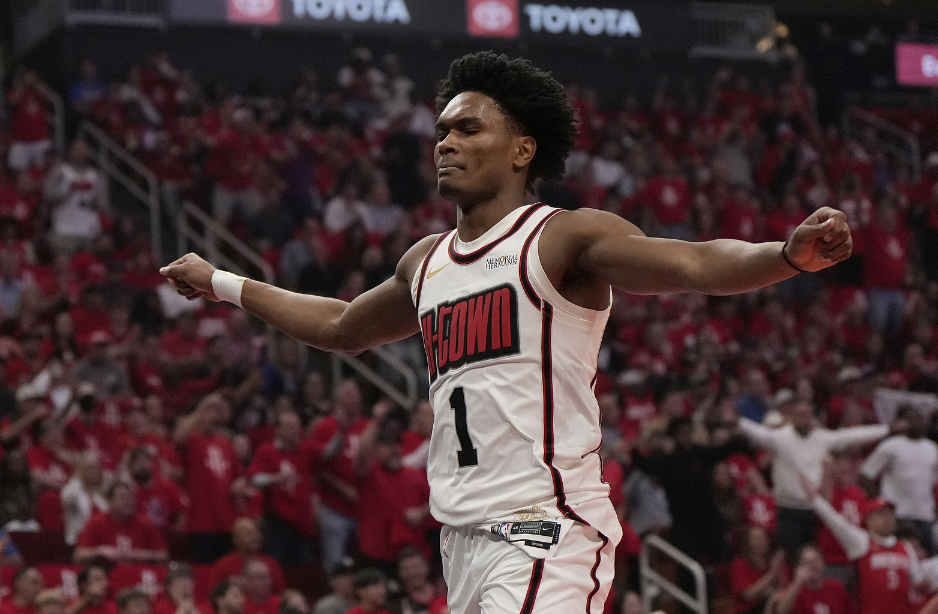 火箭大胜篮网！7人得分上双，申京伊森状态回暖，乌度卡调整奏效