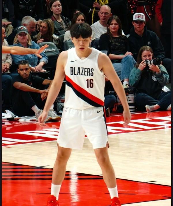 开拓者内部对杨瀚森使用存分歧 媒体人：球队仍在评估其表现