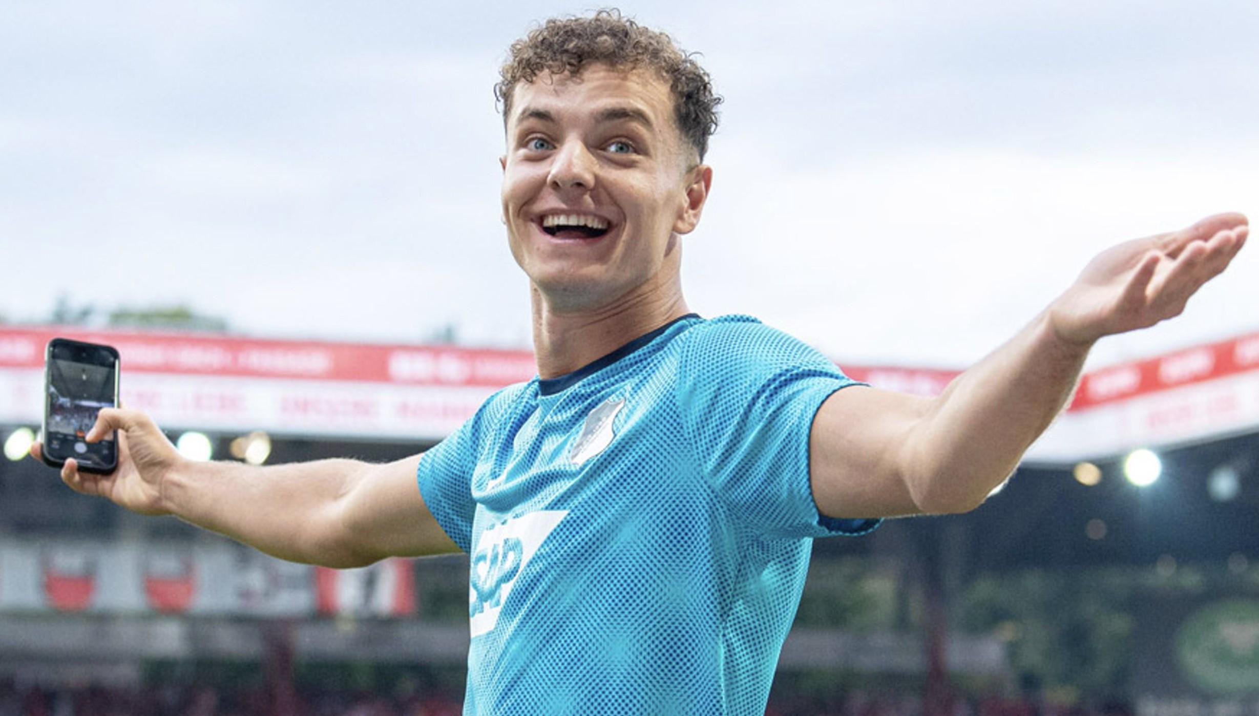 德天空：拜仁关注霍村前锋阿斯拉尼，其梦想加盟巴萨引多队竞争