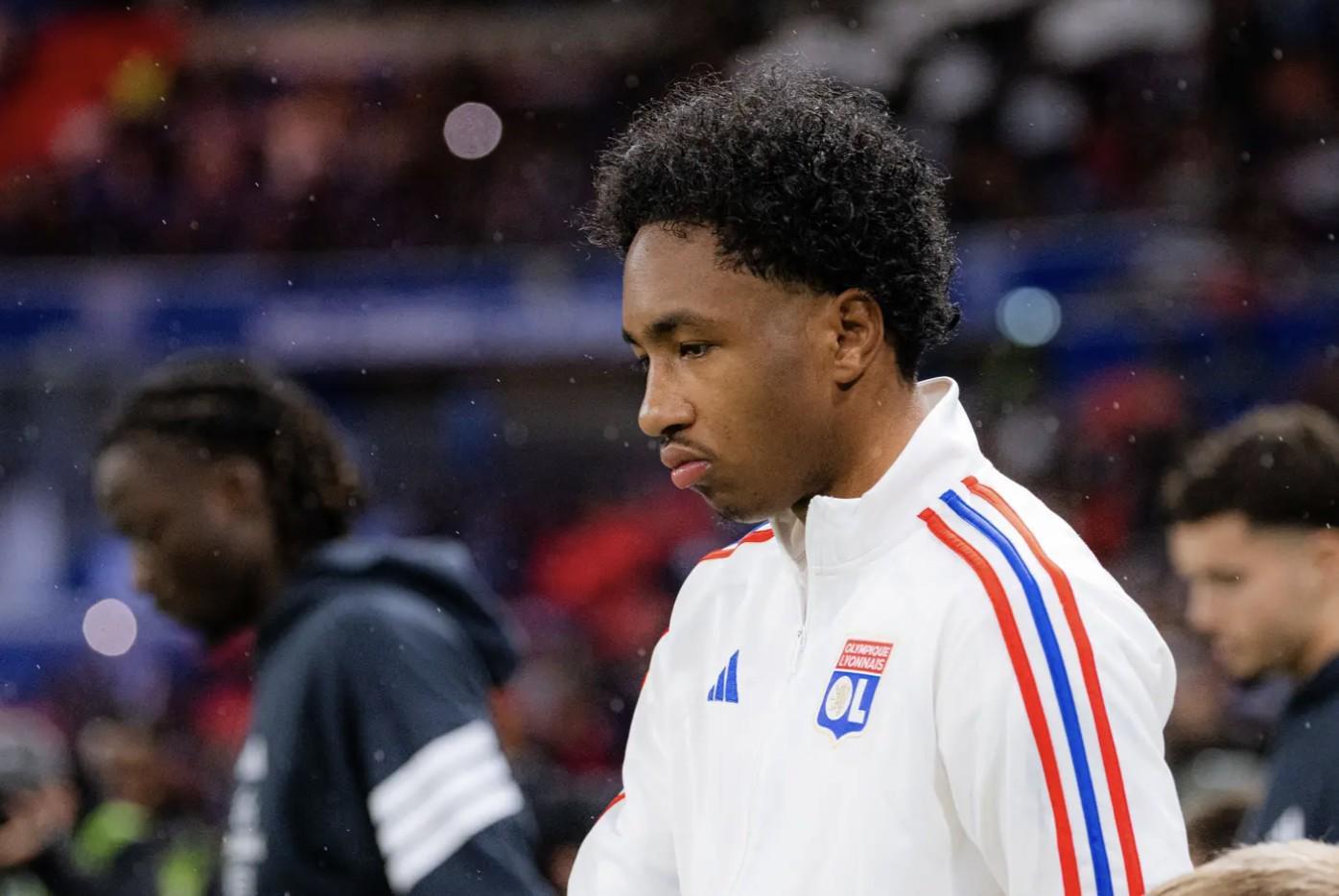 里昂球员马利克-福法纳右脚踝重伤，预计缺阵数月