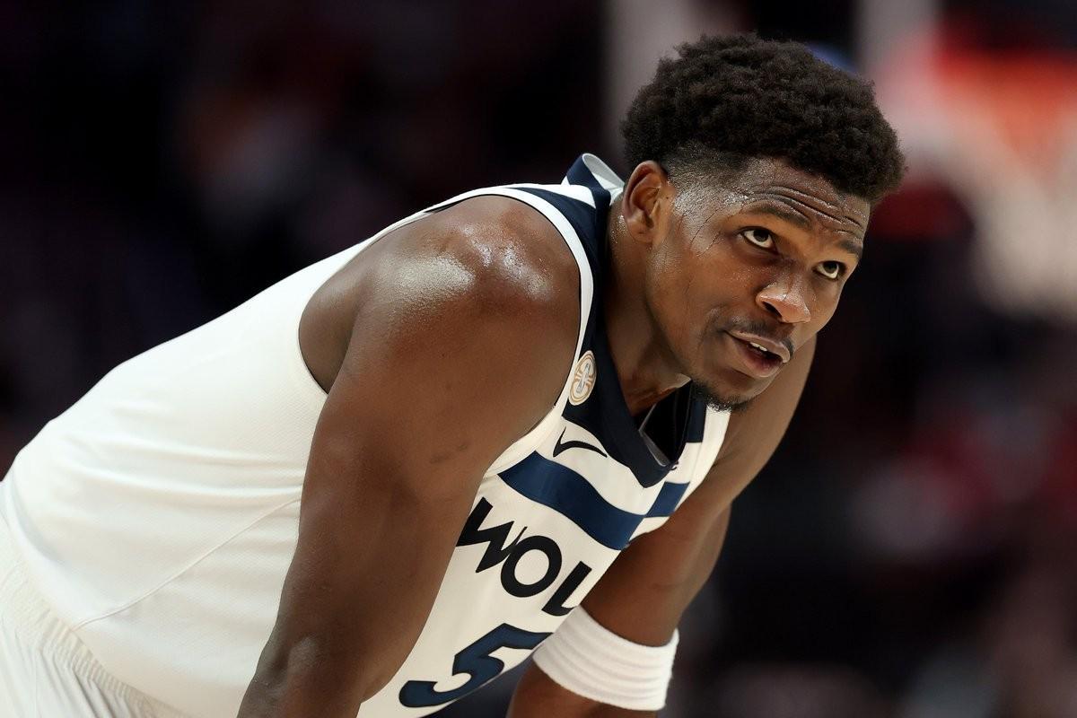 森林狼官方更新：爱德华兹右腿筋拉伤，一周后复检