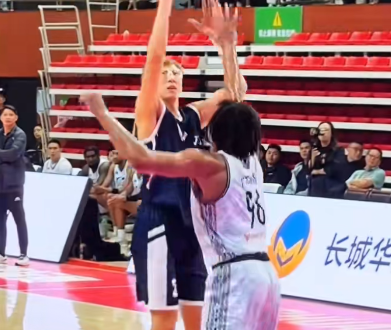 四川全运队93-98惜败菲律宾王牌队，孙铭徽赵岩昊状态火热