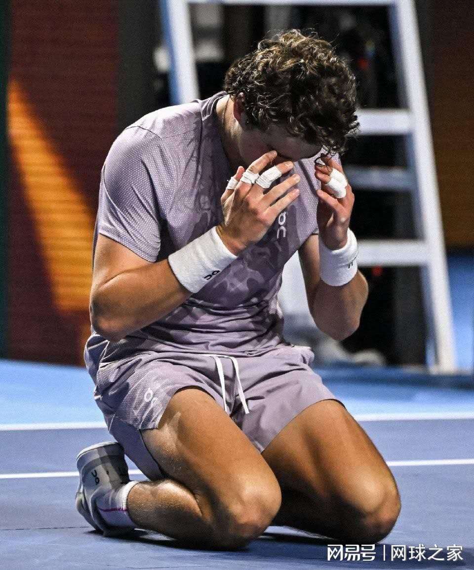 丰塞卡巴塞尔夺冠：赛前承诺剃光头，颁奖礼深情献母