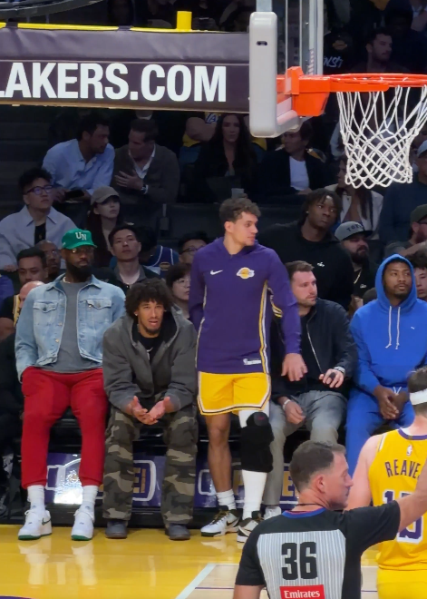 湖人伤病潮来袭！詹姆斯东契奇领衔替补席观战