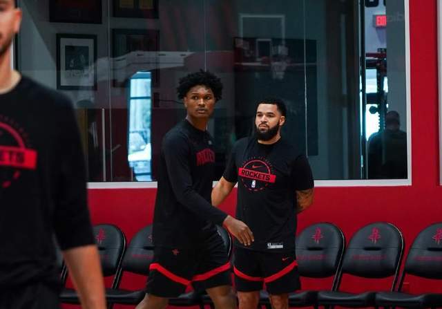 乌度卡变阵显成效，火箭弃双塔激活阿门，申京调整战术