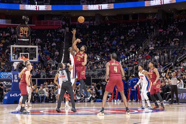 骑士21分大胜活塞！米切尔狂轰35分，康宁汉姆状态低迷仅12分