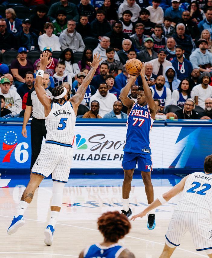 恩比德缺阵！76人探花郎26+7率队轻取魔术，三连胜领跑东部