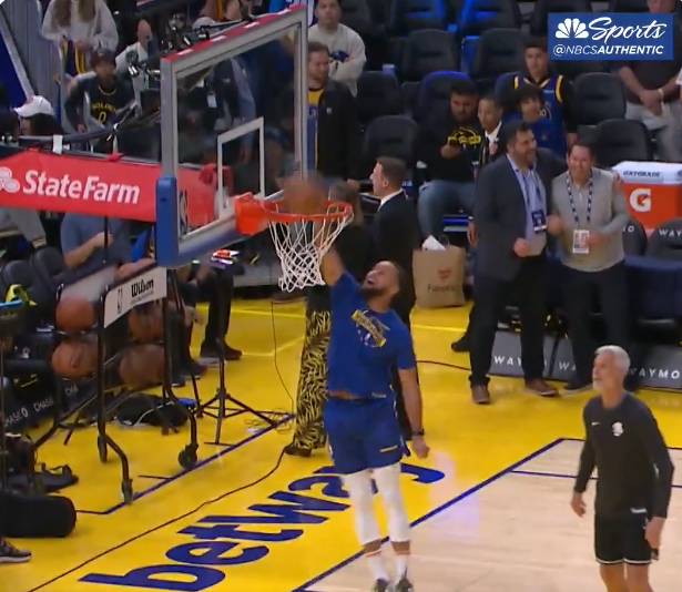 库里赛前热身空接暴扣引热议，这表现能打几分？