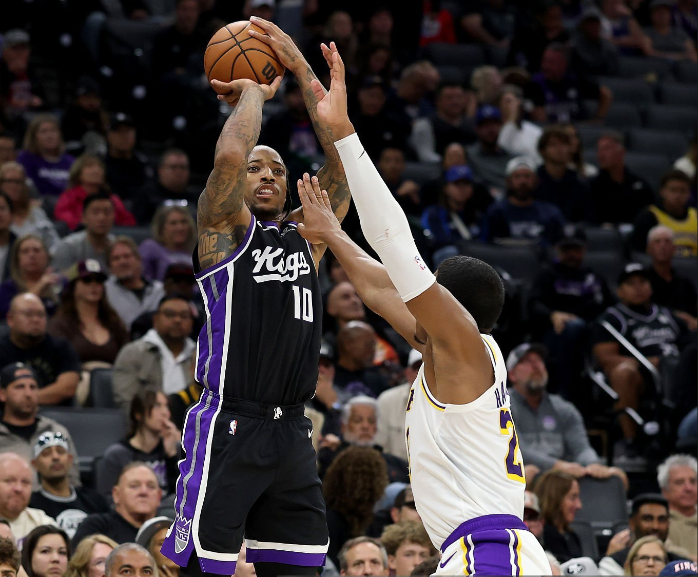 德罗赞苦笑吐槽：湖人整场罚球22次，里夫斯成焦点