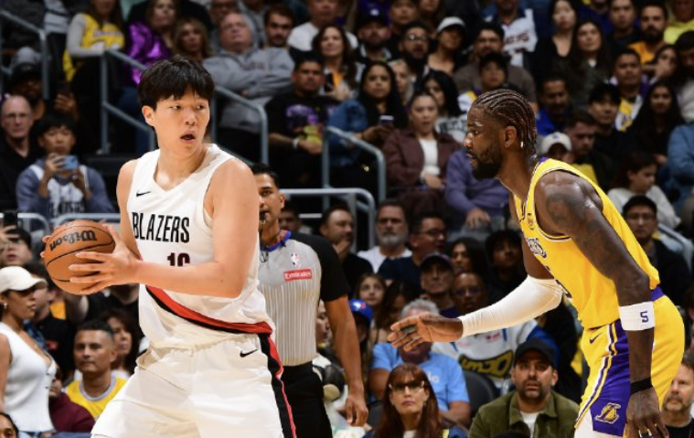 杨瀚森首进轮换遇挑战：半场3中0仅1分，遭艾顿连打4球