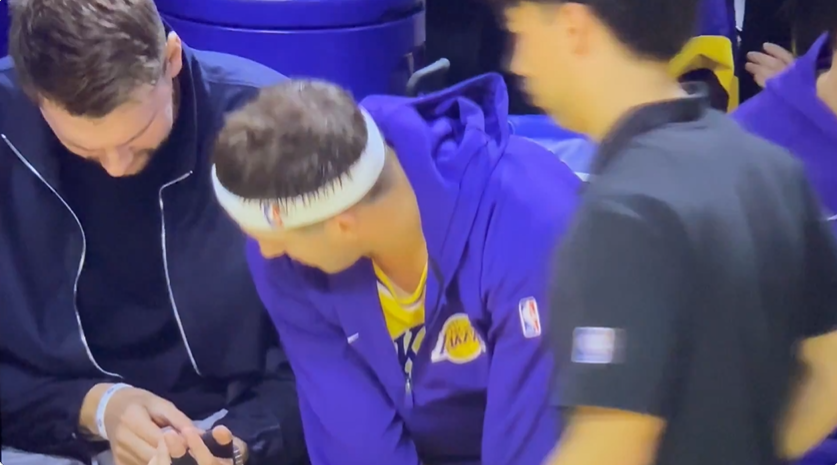 东契奇伤情引关注：向里夫斯展示受伤手指，队友震惊